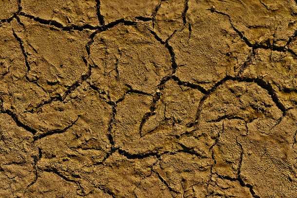 How to Maintain Soil Moisture in Dry Farmland